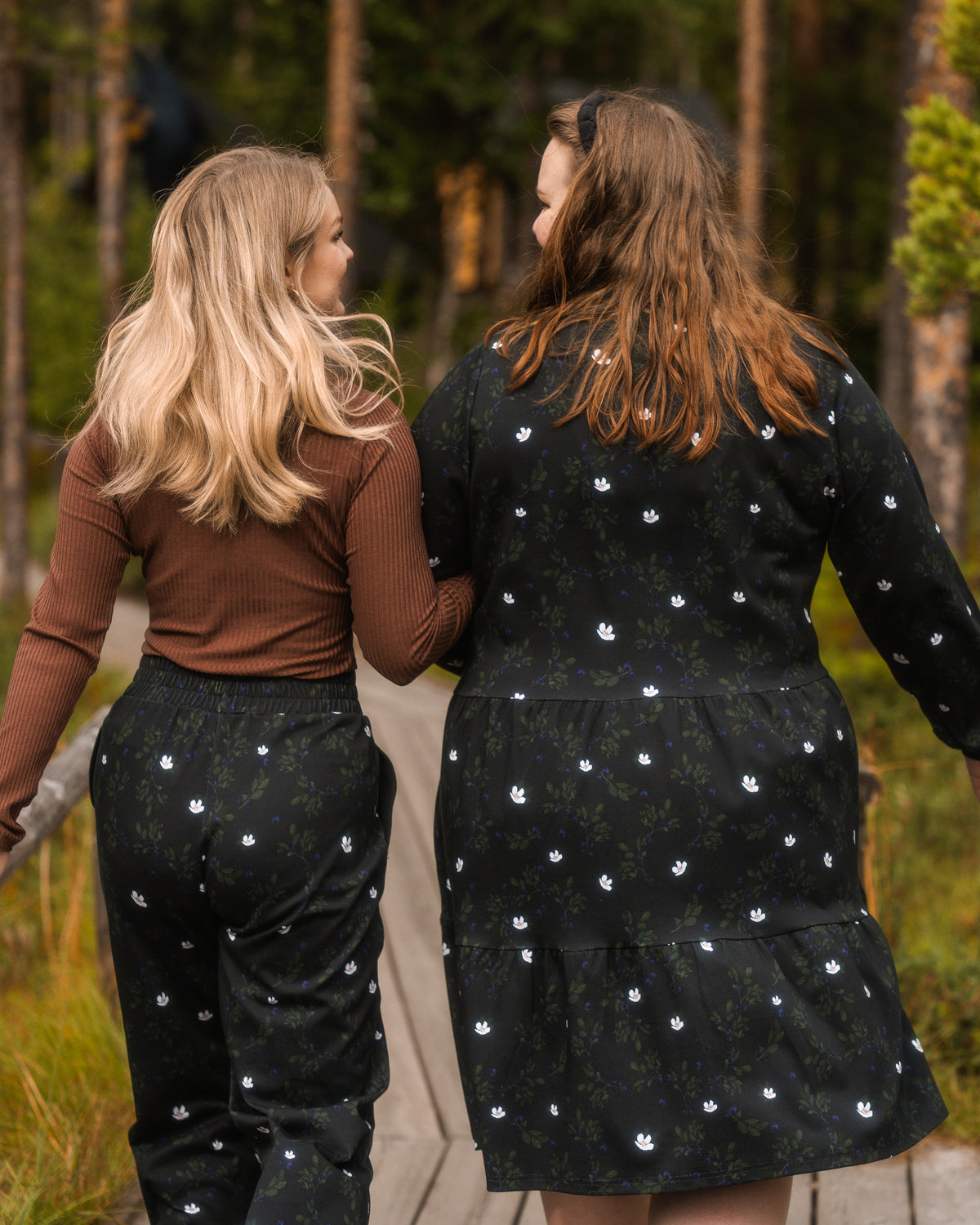 RIVA Clothing mustikka-kuosin mekko ja housut.