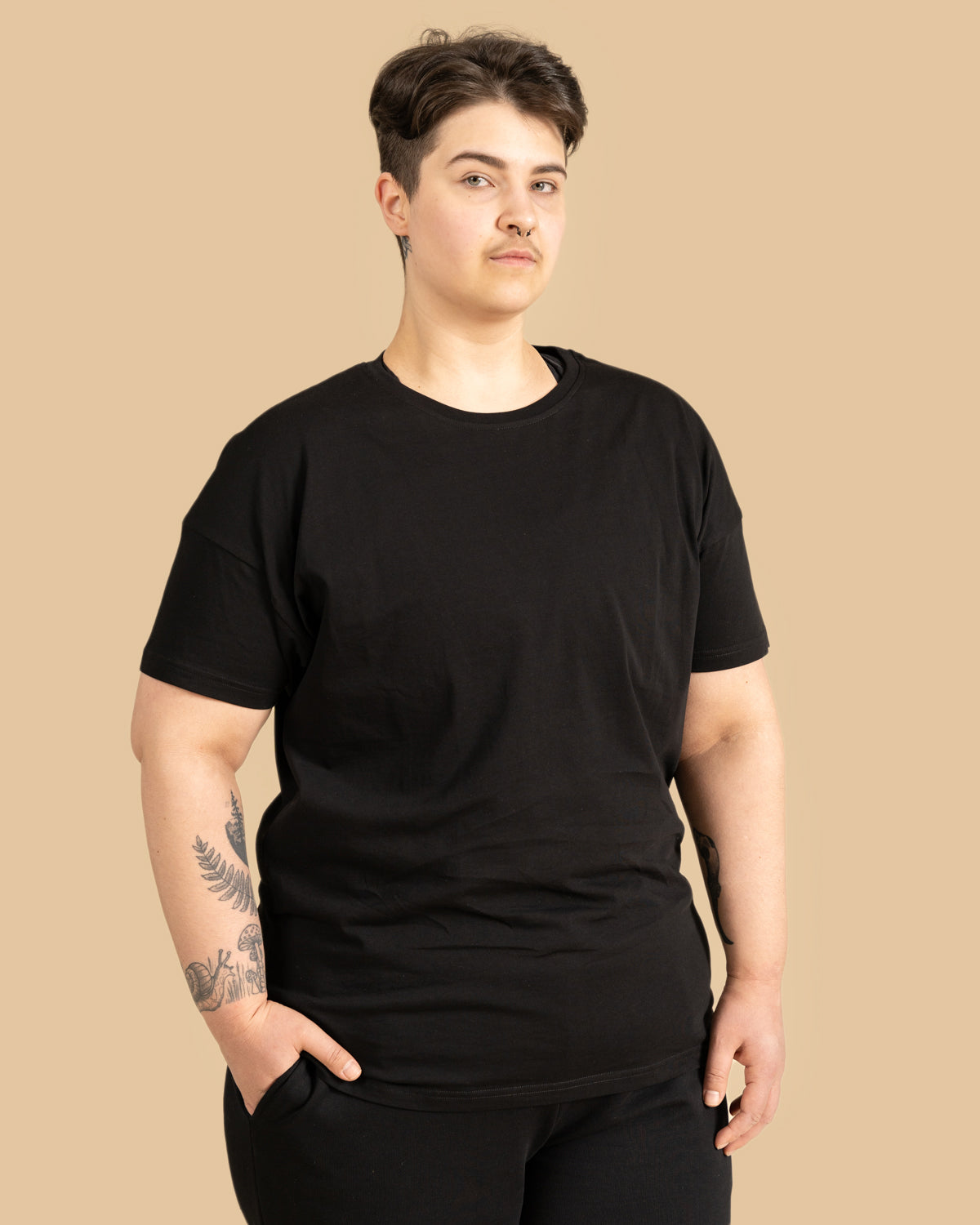 Luomupuuvillainen musta t-paita RIVA Clothing.