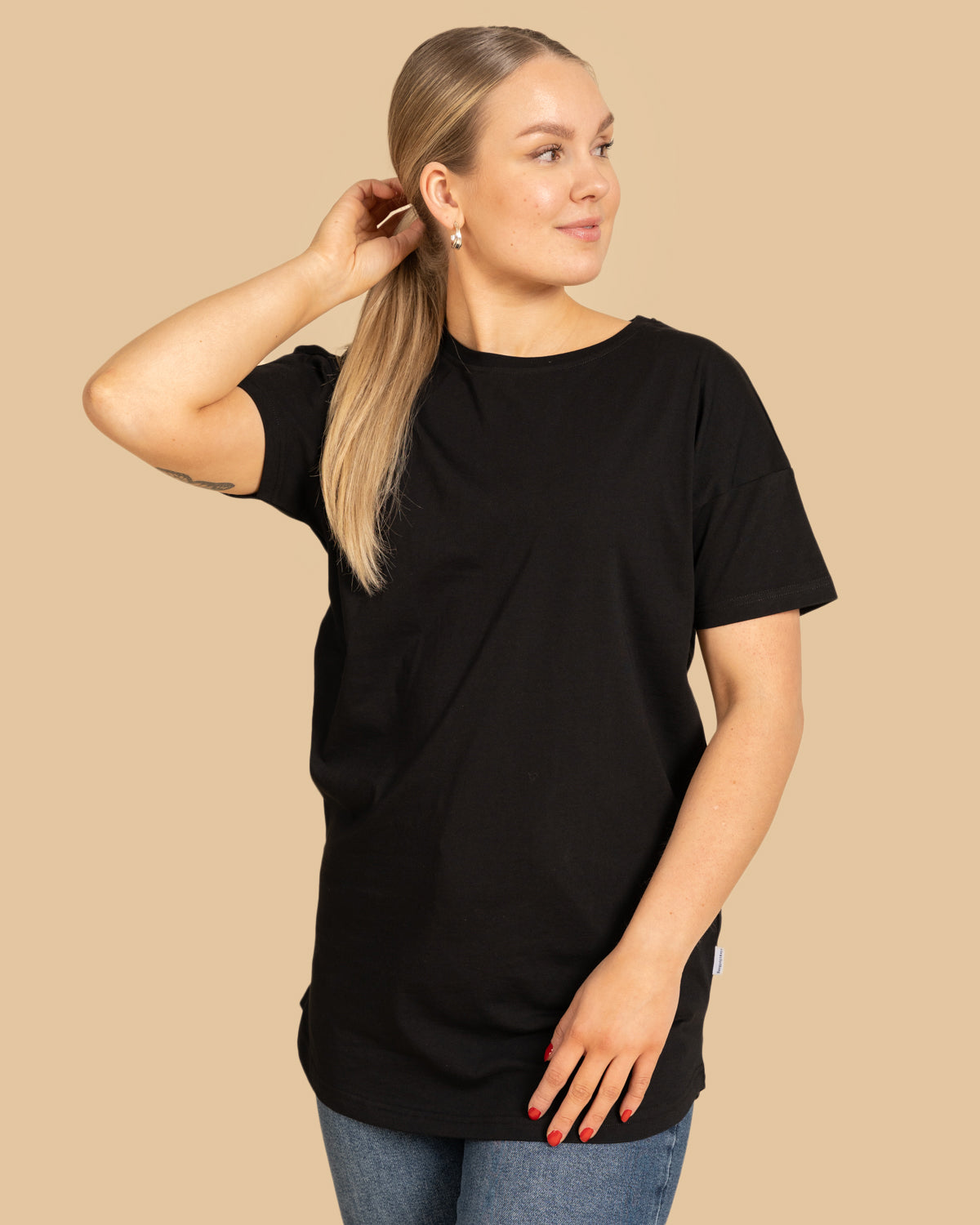 Luomupuuvillainen musta Noki t-paita pitkä RIVA Clothing.