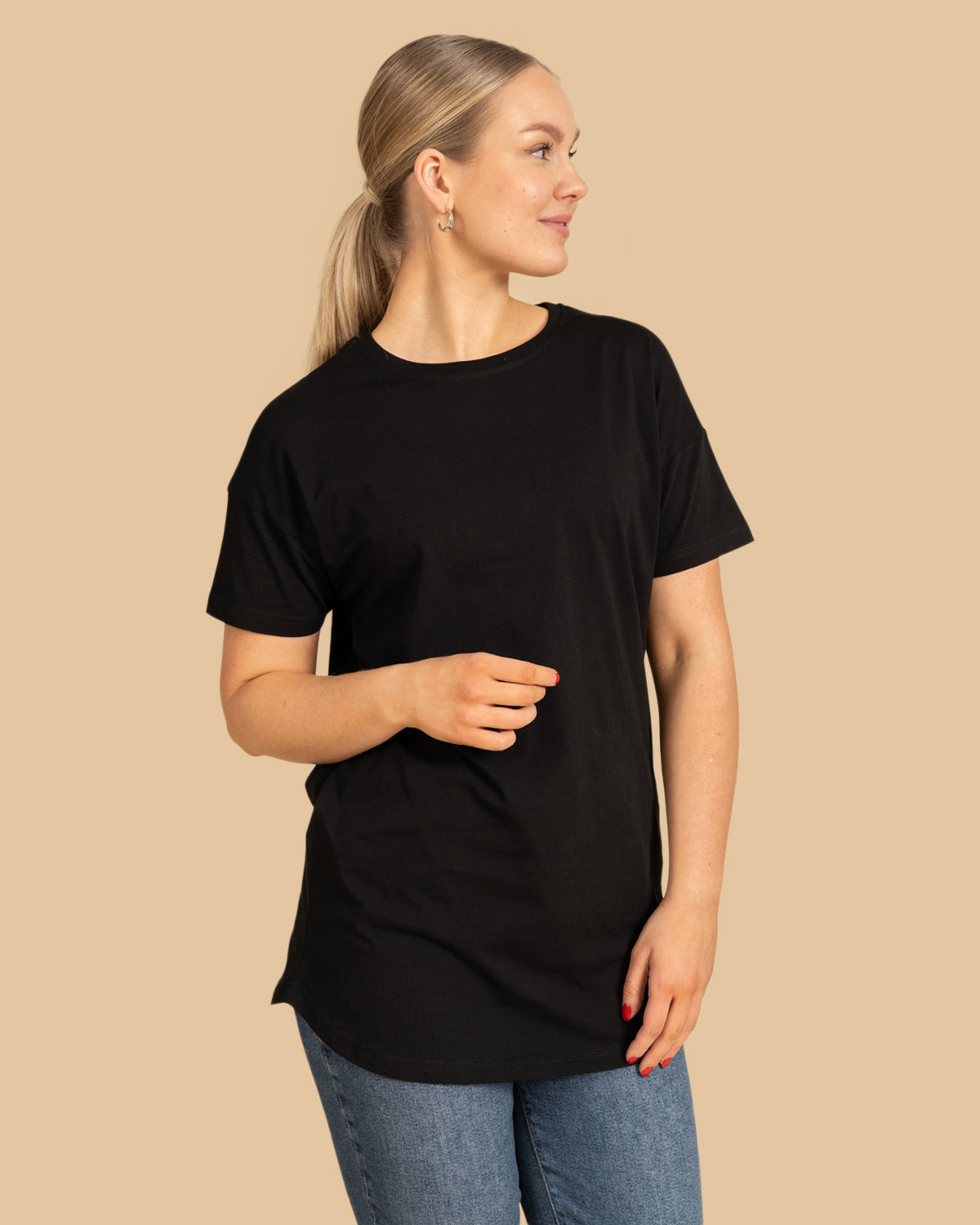 Musta Noki t-paita pitkä RIVA Clothing.