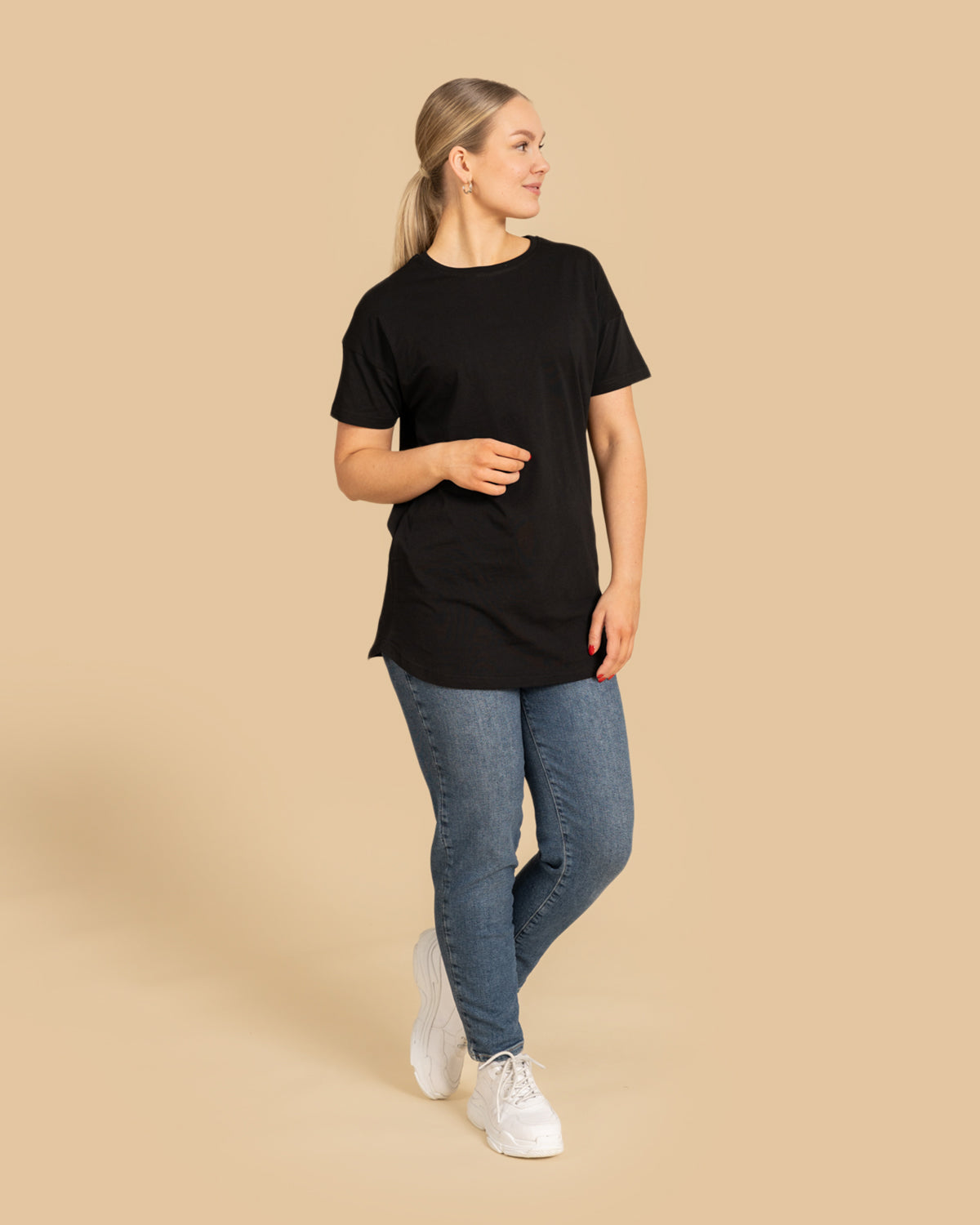 Musta Noki t-paita pidempi helma RIVA Clothing.