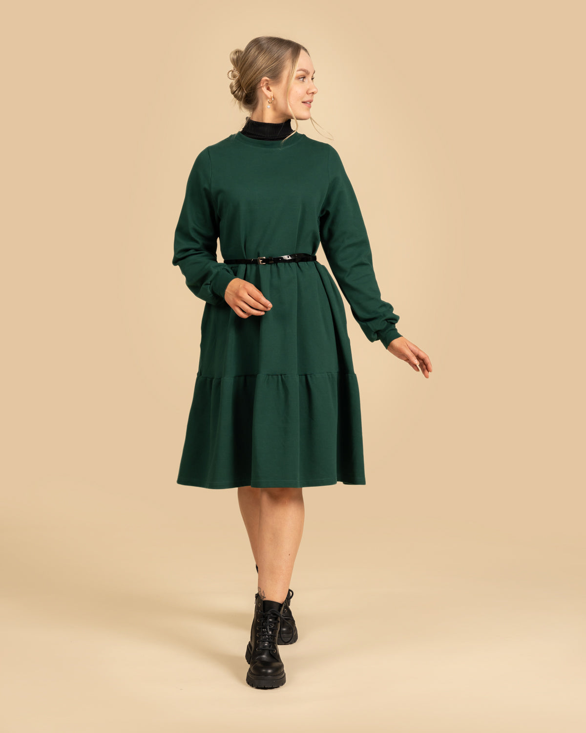 Pitkähihainen tummanvihreä mekko taskuilla RIVA Clothing.