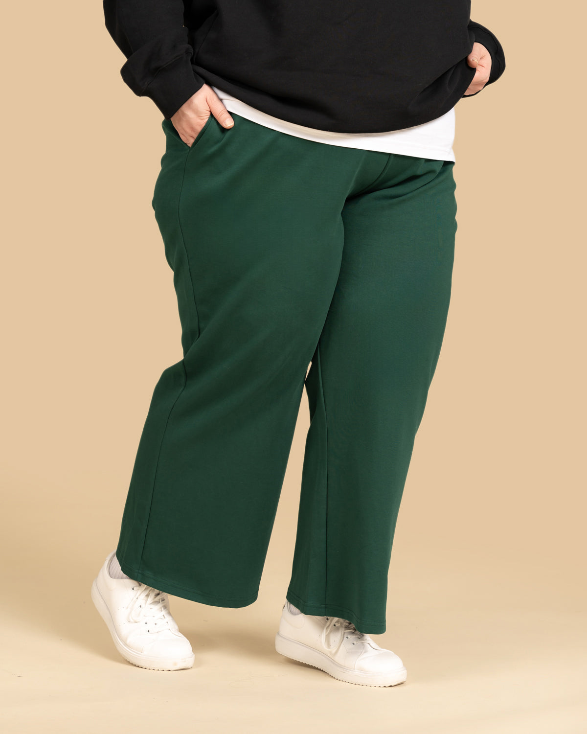 Korkavyötäröiset tummanvihreät housut RIVA Clothing. 