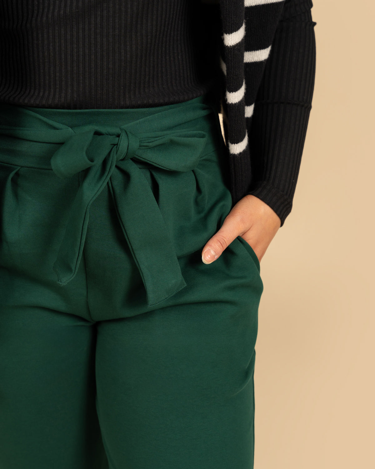 Mukavat korkeavyötäröiset tummanvihreät housut RIVA Clothing.