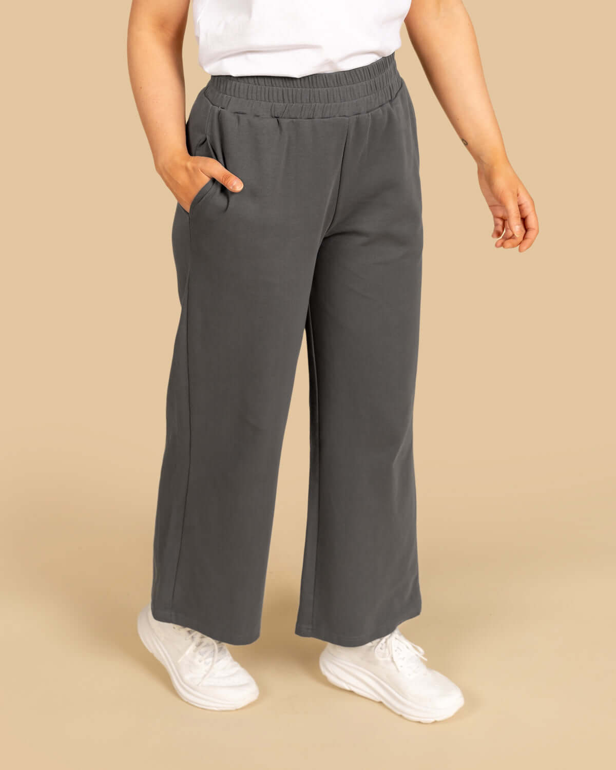 RIVA Clothing hiilenharmaan leveälahkeiset housut.
