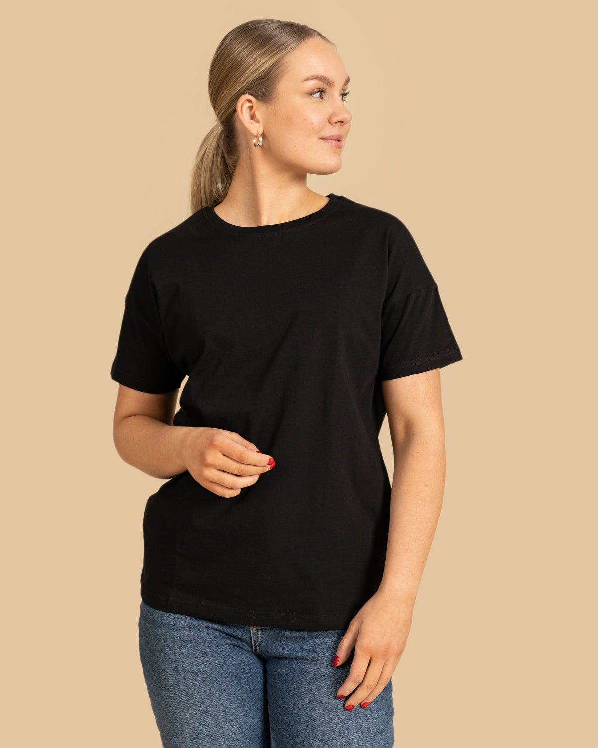 Musta Noki t-paita o-pääntie RIVA Clothing.