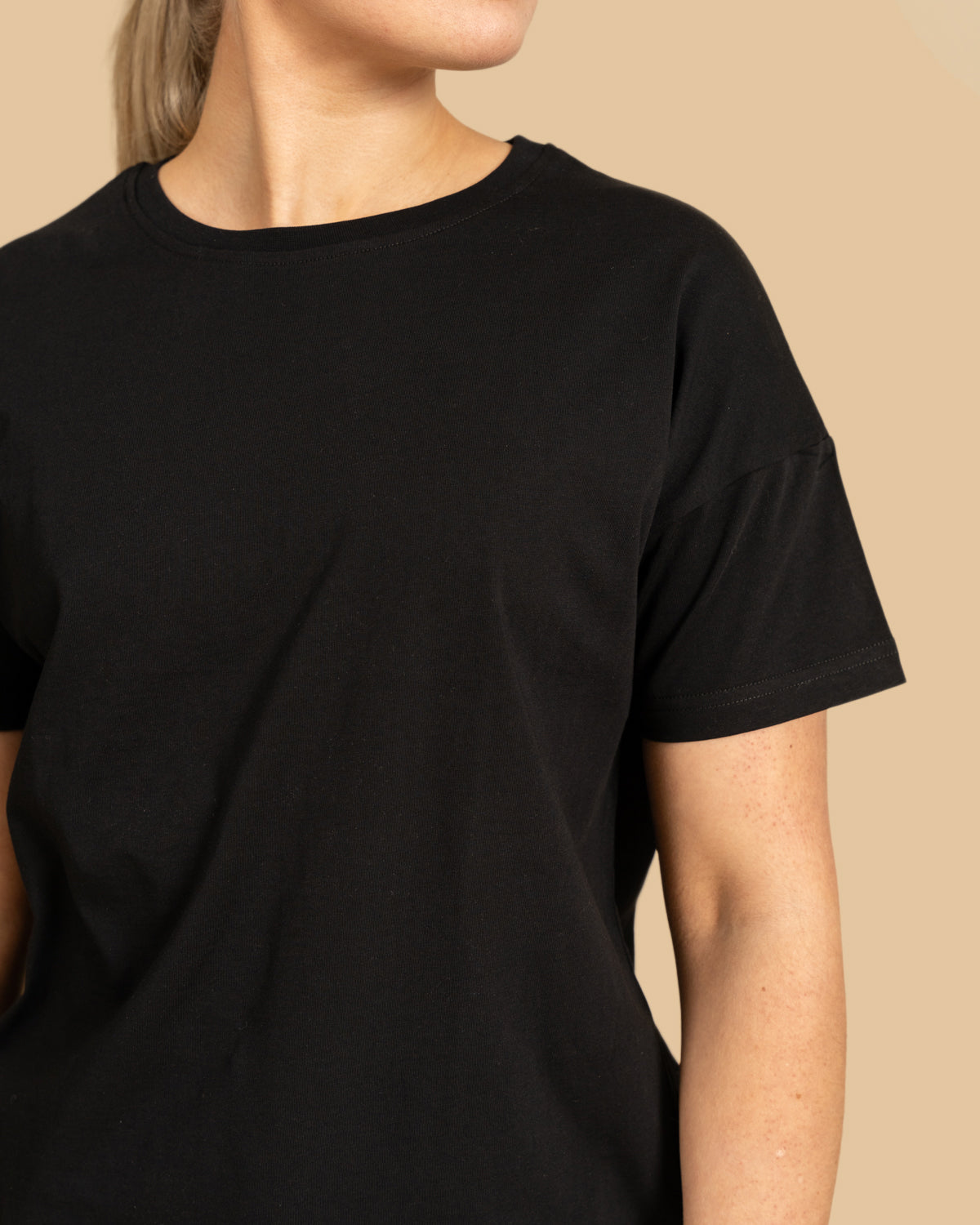 Musta t-paita normaali helma RIVA Clothing.
