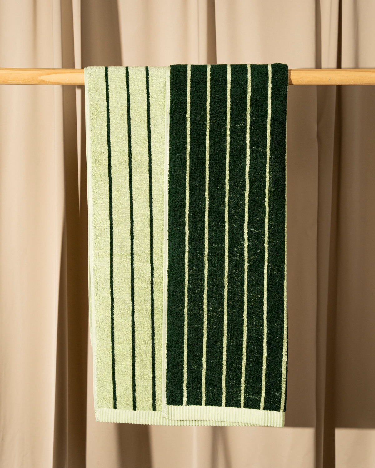 Vihreä raidallinen kylpypyyhe 70x140 cm.