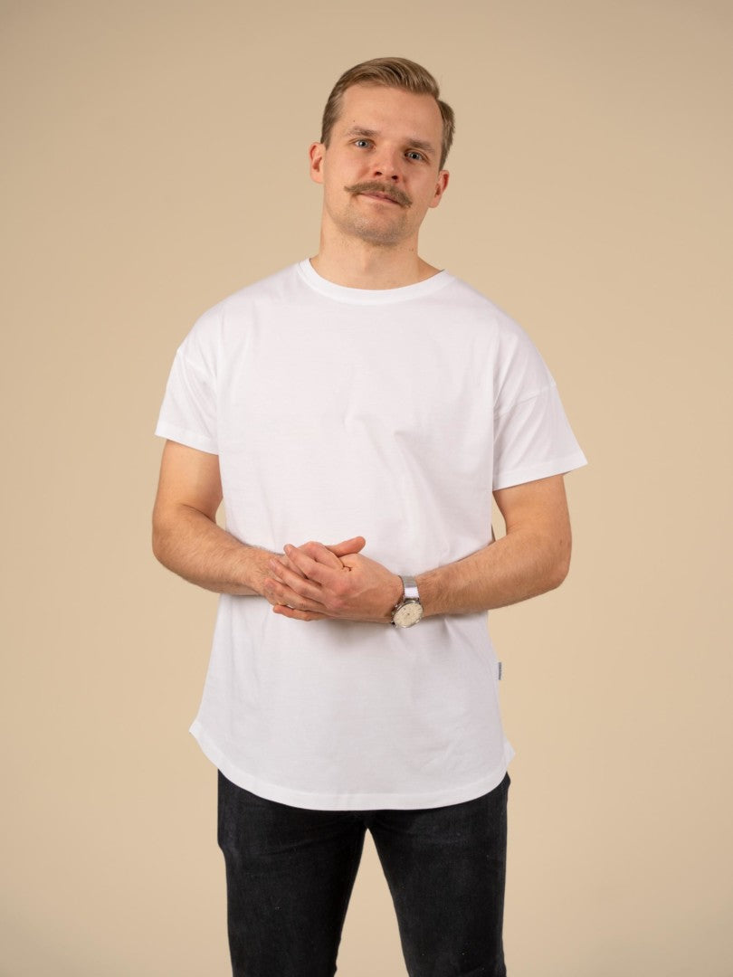 Vastuullinen pitkä valkoinen t-paita.