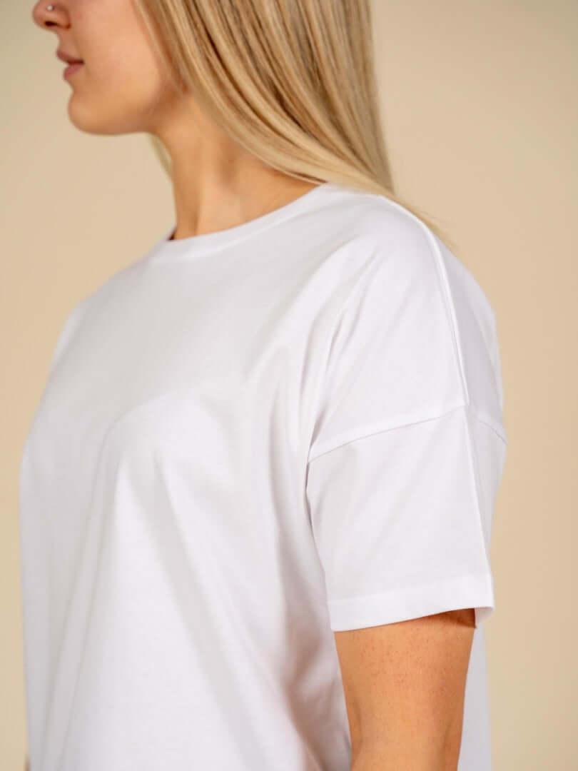 Valkoinen t-paita o-pääntiellä.