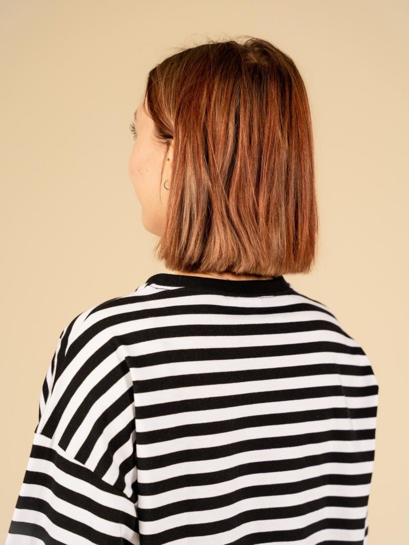 RIVA Clothingin Muisto-paita mustavalkoraidallinen pitkähihainen t-paita, kuvattuna läheltä ja takaa.