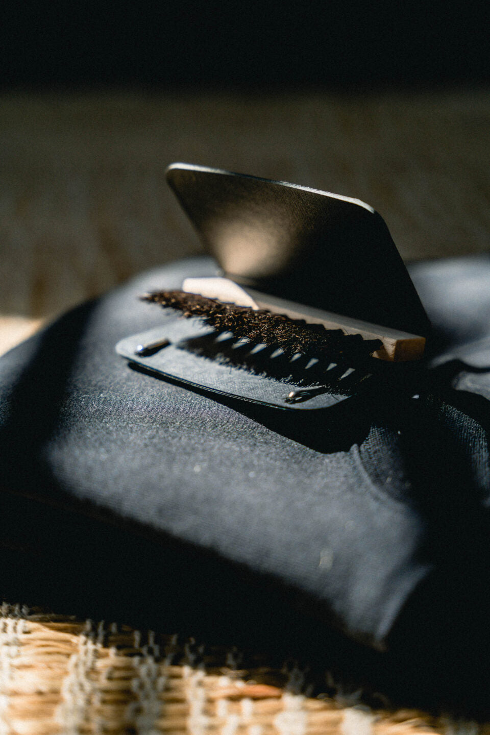 Taskuvaateharja mustan RIVA Clothing.